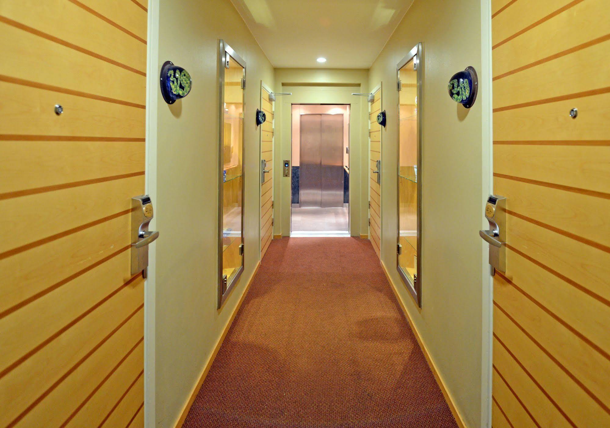 Western Royal Hotel 4*